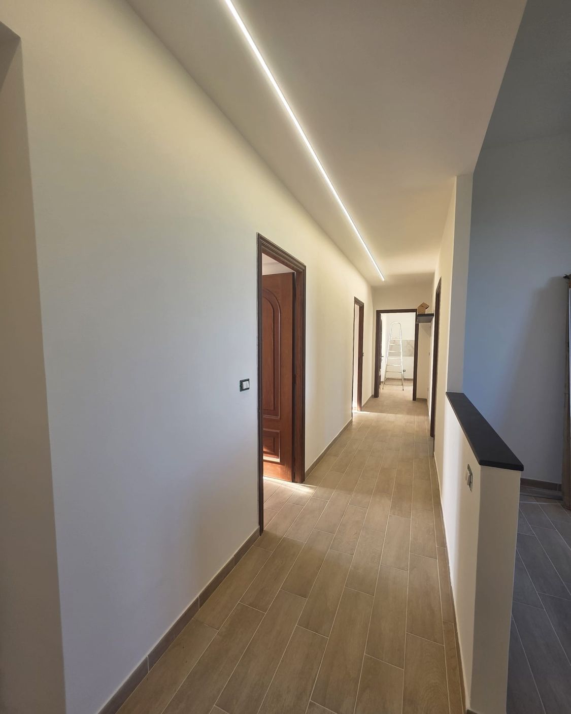 Il corridoio finito, con la striscia LED nel soffitto
